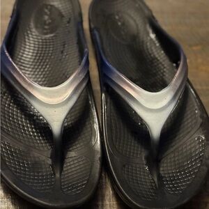 OOFOS Women's Black and Gray Sandals